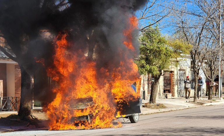 VIDEO | Incendio vehicular en plena Avenida San Martín de Realicó: un auto quedó destruido