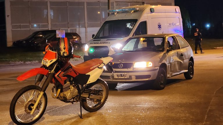 Accidente en la circunvalación: motociclista hospitalizado tras colisionar con un auto