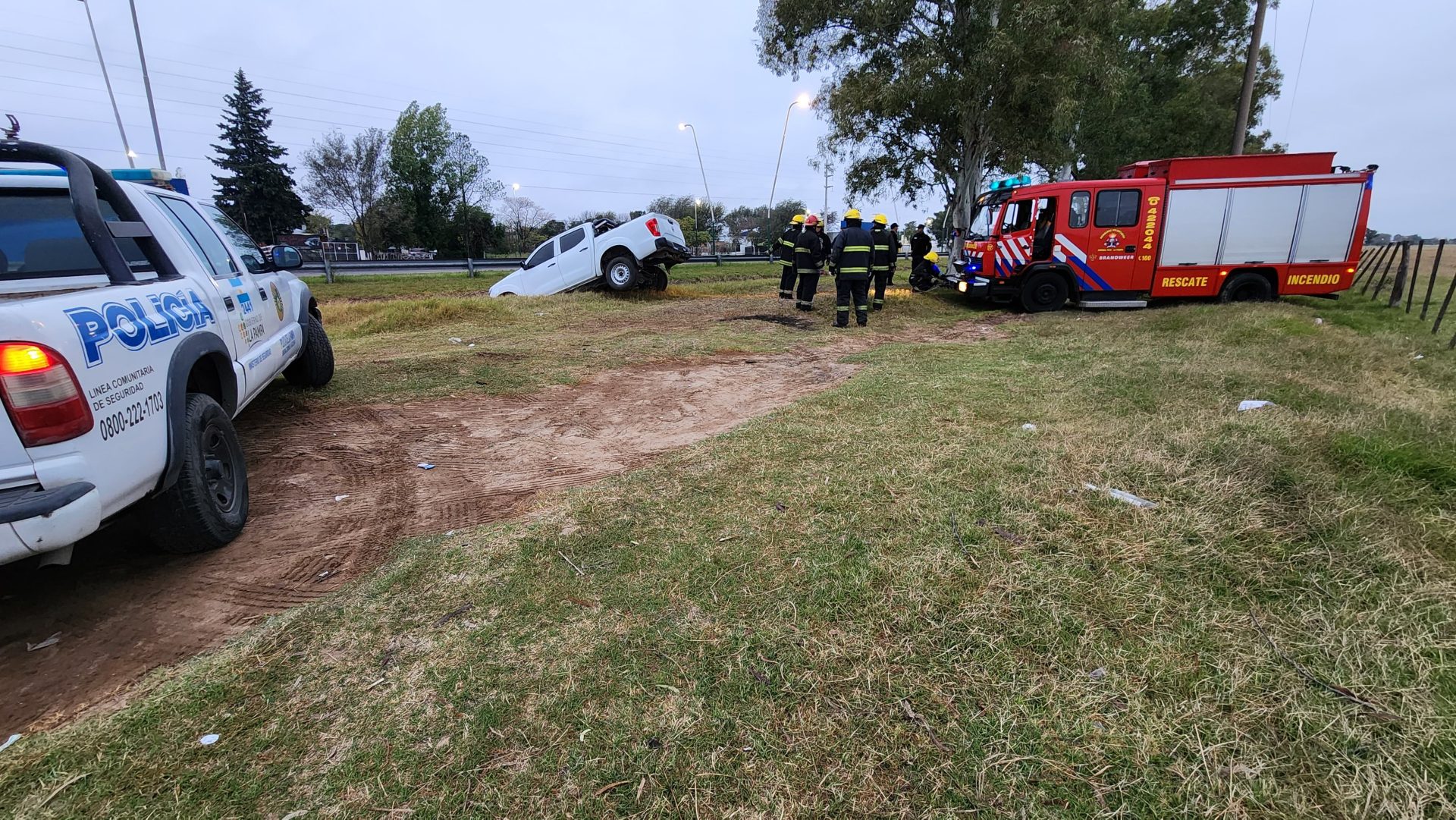 Rescataron una camioneta que cayó a un canal en la zona norte de General Pico