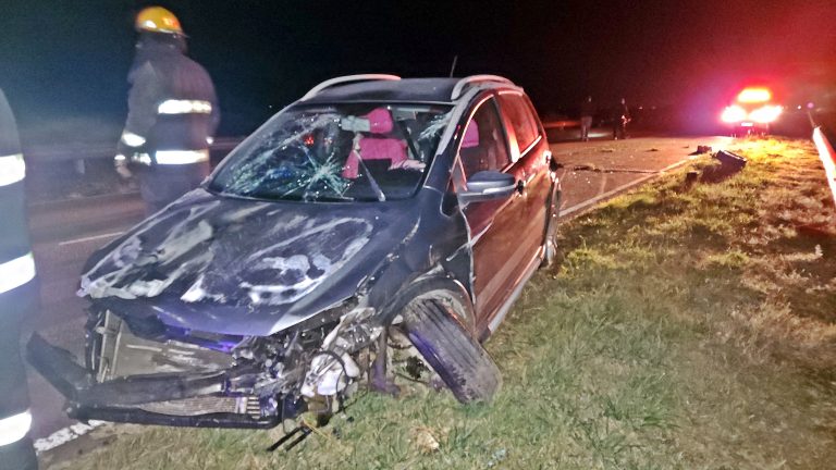 Ruta 4: habría esquivado un animal, impactó contra el guardarraíl y volcó