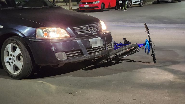Colisión entre un auto y una bicicleta: un menor fue hospitalizado