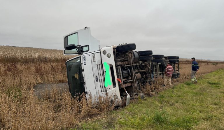 Vuelco de camión cargado con cereal en Ruta Provincial 1: el conductor resultó ileso