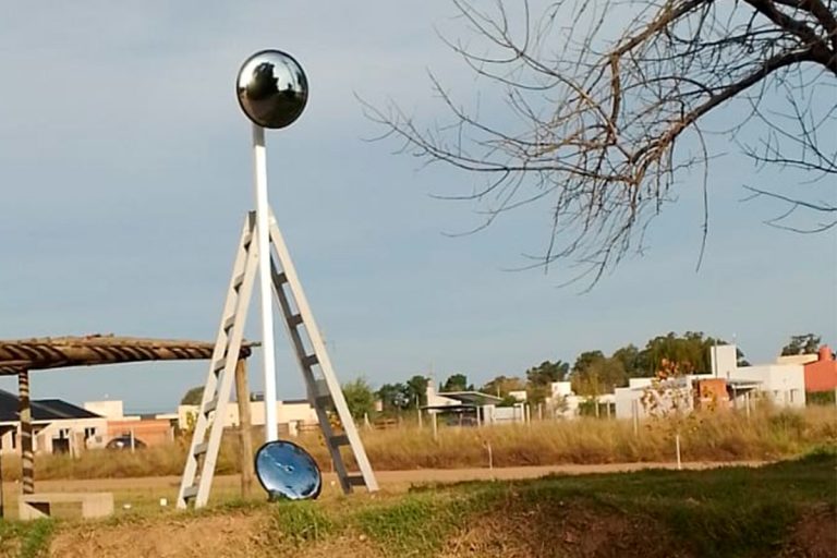 Seguridad Vial: el municipio repuso el espejo vandalizado en el camino a la laguna
