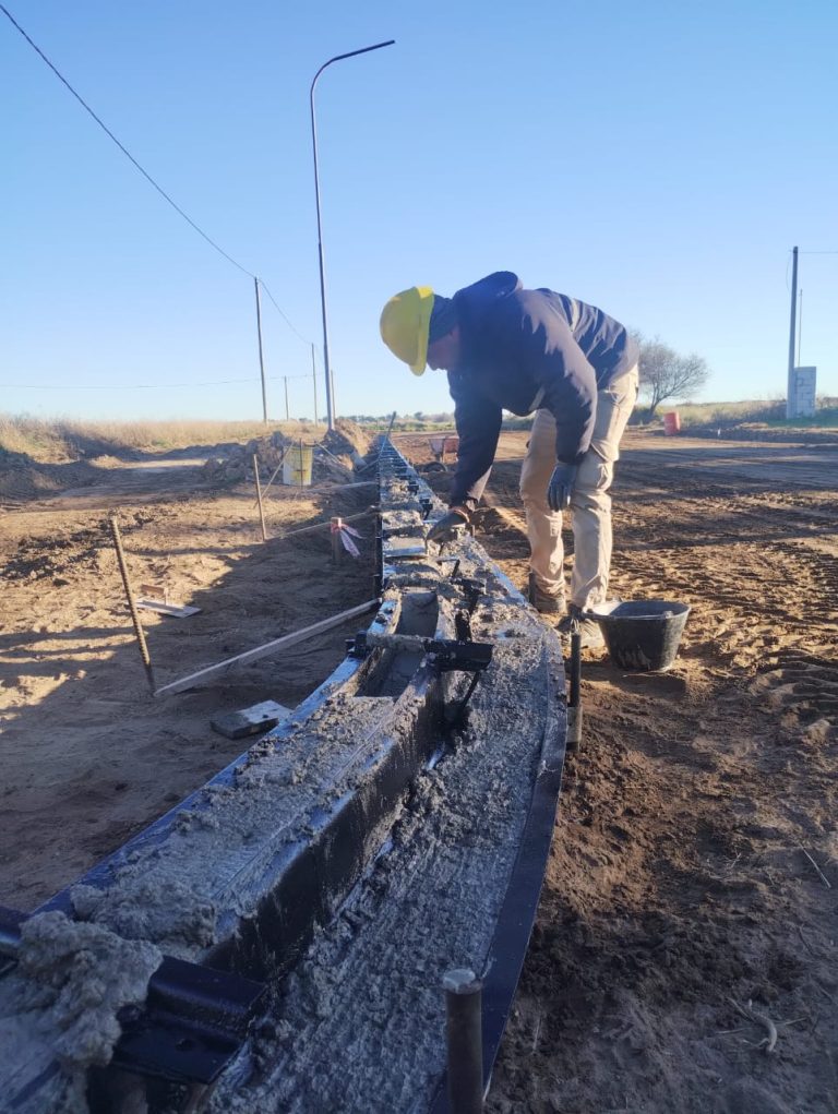 Avanza la construcción de cordón cuneta en General Campos