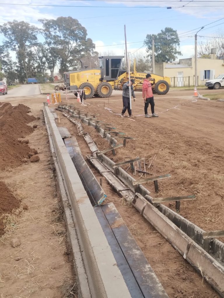 Avanza la construcción de cordón cuneta y badenes en Quemú Quemú
