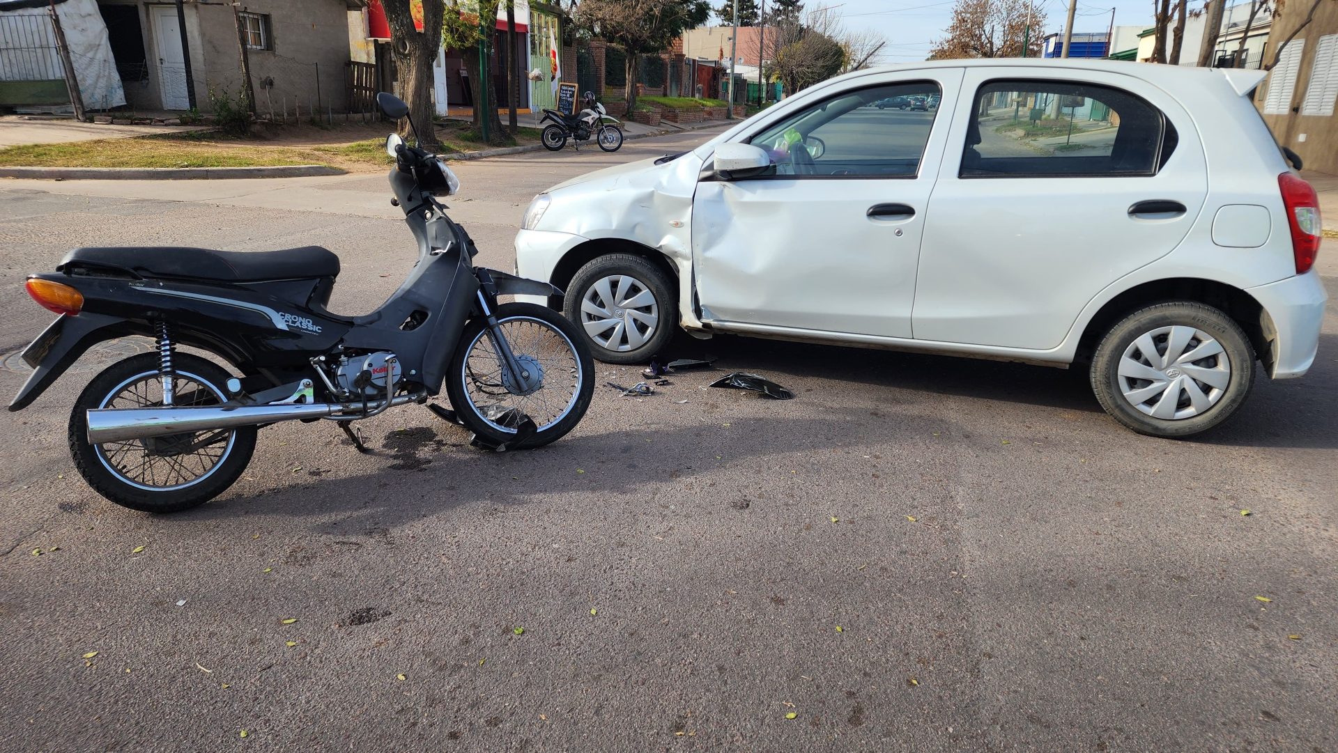 Choque entre auto y moto en calle 2 y 35: un herido trasladado al hospital