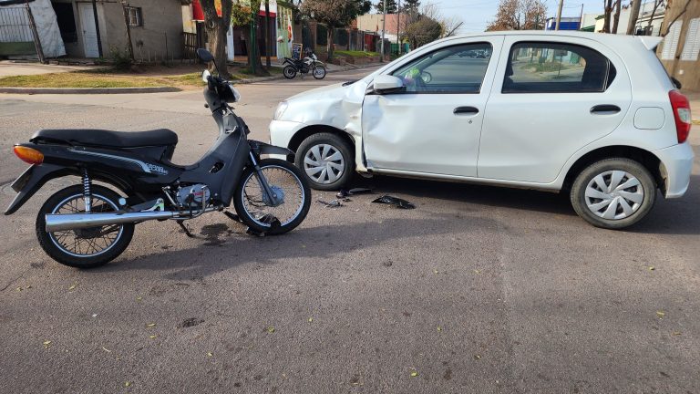 Choque entre auto y moto en calle 2 y 35: un herido trasladado al hospital