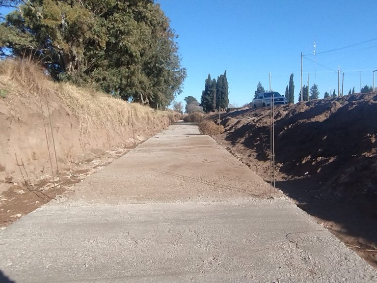Avanza obra de revestimiento de un canal pluvial en Miguel Cané