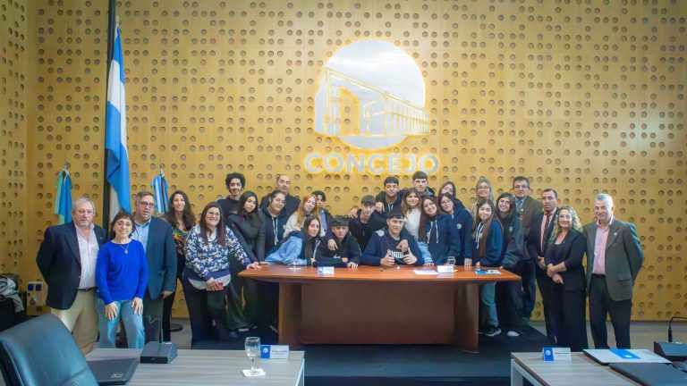 Estudiantes del Colegio República de El Salvador participaron de la sesión del Concejo