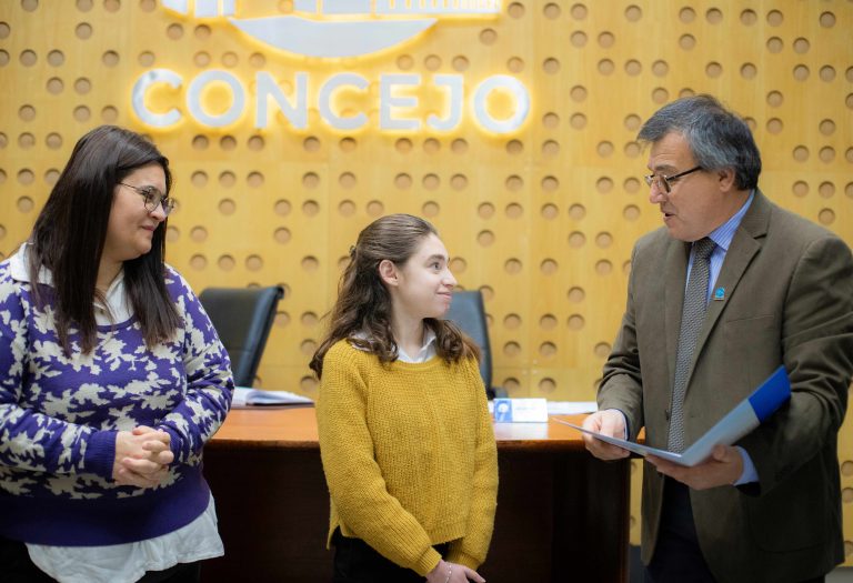 La joven Valentina Nilles recibió un reconocimiento por representar a General Pico a nivel internacional