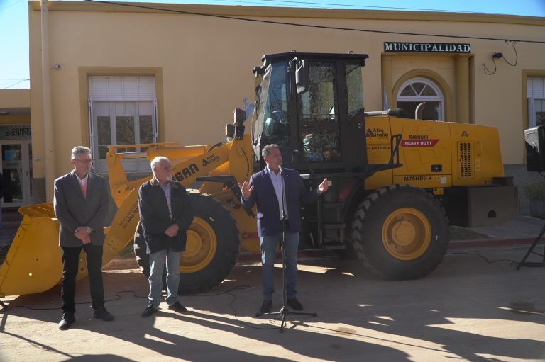 Presentaron nueva maquinaria municipal adquirida con créditos provinciales en Alta Italia