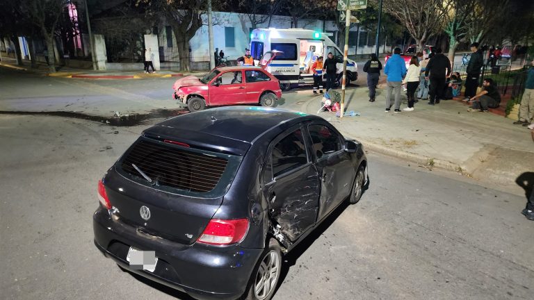 Fuerte choque entre dos autos en calle 9 y 34: asistieron cuatro personas, entre ellas dos menores