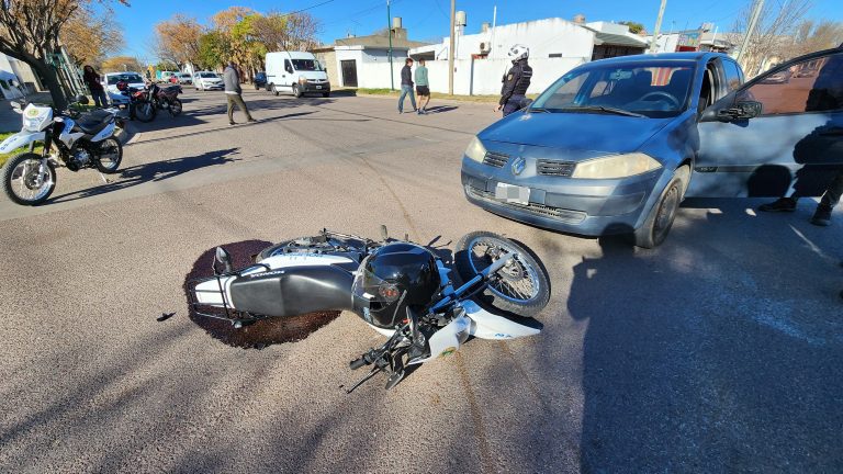 Choque en la calle 5 y 38: un policía hospitalizado tras ser embestido por un auto