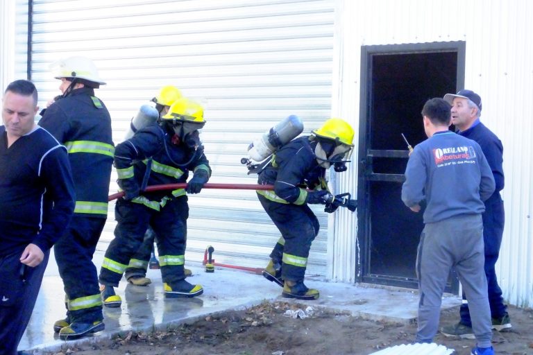 Principio de incendio en depósito pegado a fábrica de muebles Niteroy