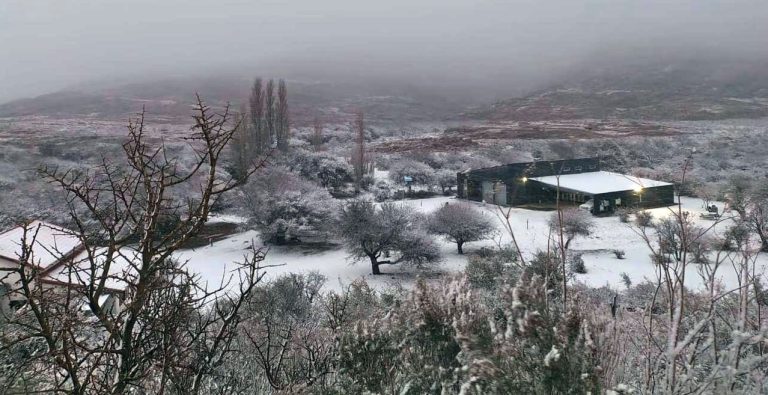 Lihué Calel se tiñó de blanco: el Parque Nacional recibió la primera nevada desde 2020 y está abierto a los visitantes