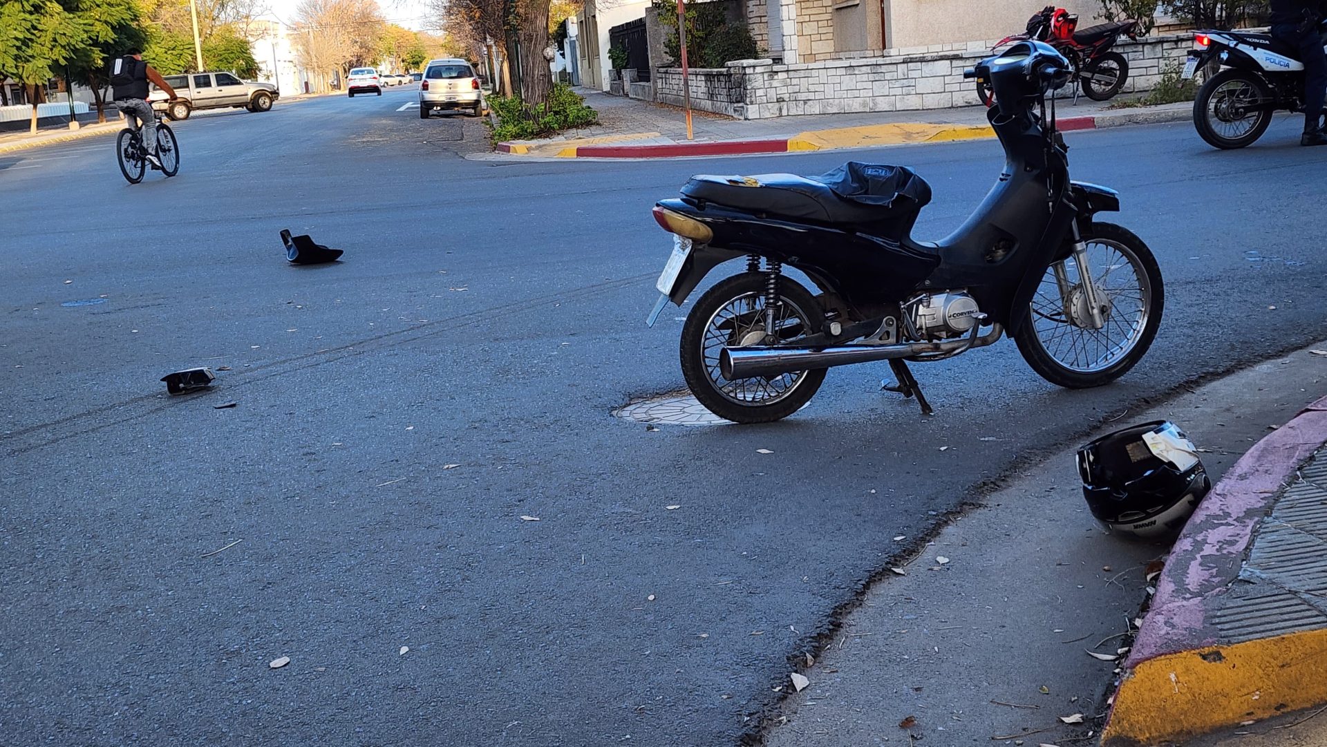 Dos jóvenes hospitalizados tras impactar con su moto la parte trasera de un auto