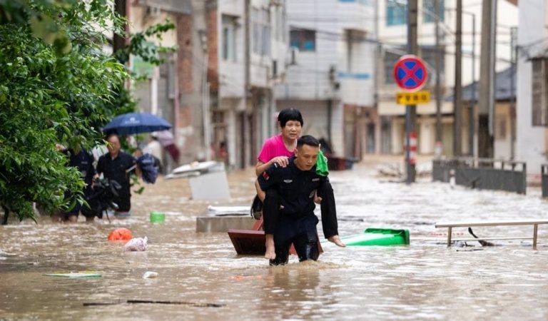 Más de 80.000 evacuados por graves inundaciones en el suroeste de China