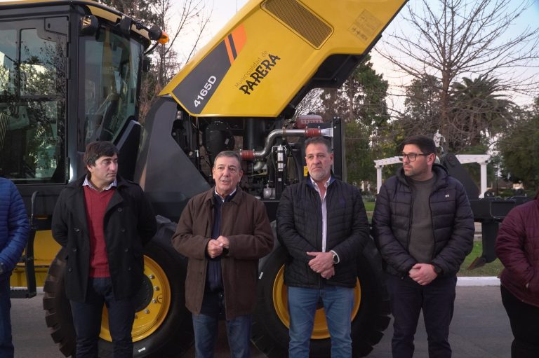 Entrega de una motoniveladora en Parera: un paso hacia la modernización del parque automotor municipal