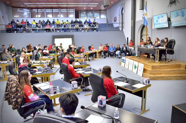 Inauguración del Parlamento Juvenil en Santa Rosa con más de 200 estudiantes participantes