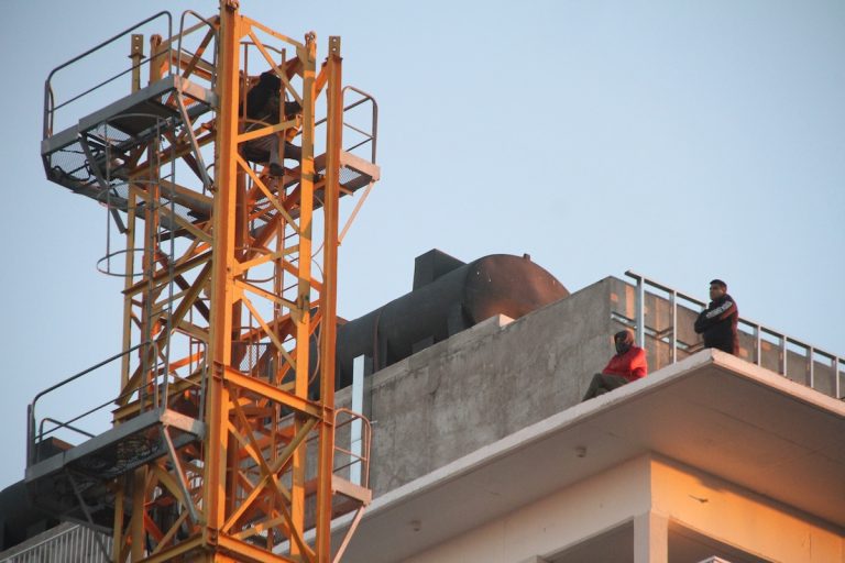 Tensa mañana en el centro: un hombre subió a la grúa de una obra en construcción