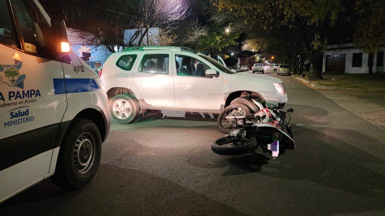 Accidente en Calle 9 y 110: una mujer hospitalizada tras colisión entre moto y automóvil