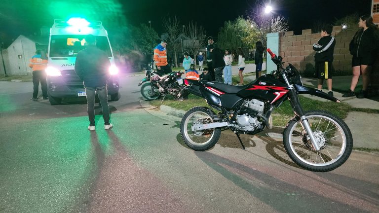 Dos motociclistas hospitalizados tras un siniestro vial en calles 448 y 411