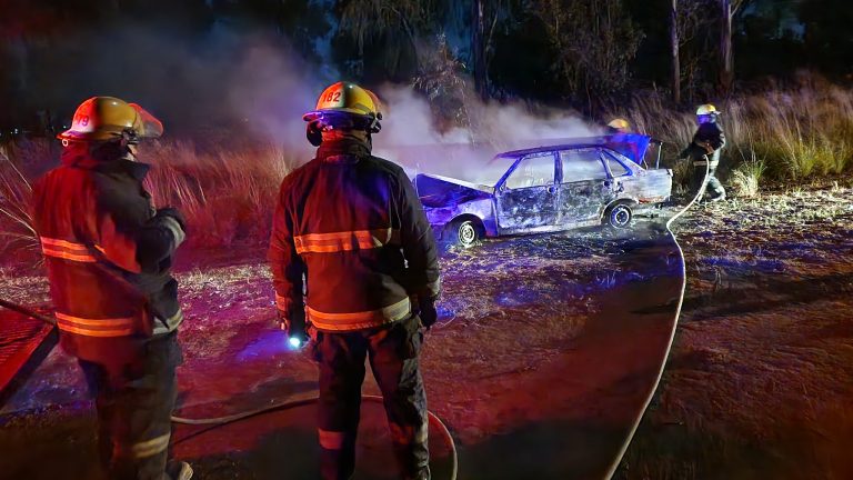 General Pico | Un auto se incendió por completo en un camino vecinal entre General Pico y Speluzzi
