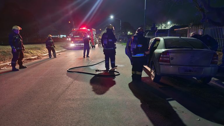 Violento ataque en General Pico: incendiaron un auto en el barrio Ranqueles VII