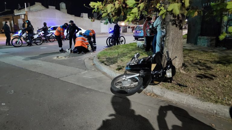 Accidente en General Pico: un joven motociclista resultó herido tras chocar contra un auto y un árbol