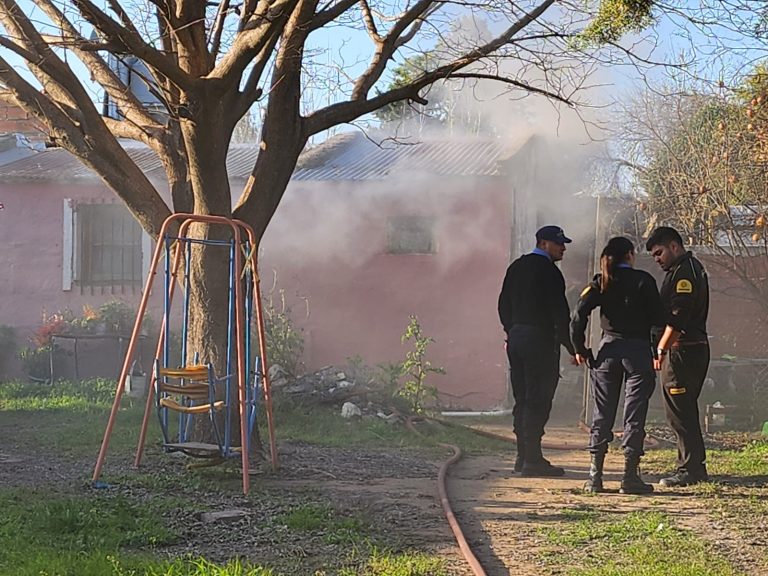 Bomberos trabaja en un incendio de vivienda en calle 32 entre 37 y 39