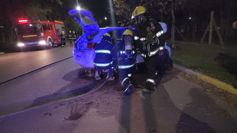 Principio de incendio en un auto en General Pico: sospechan que fue intencional