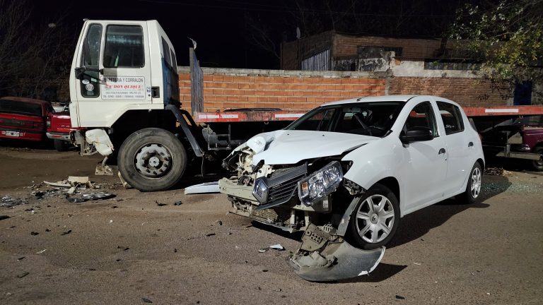 Impactante choque de un auto contra un camión estacionado en la madrugada de General Pico