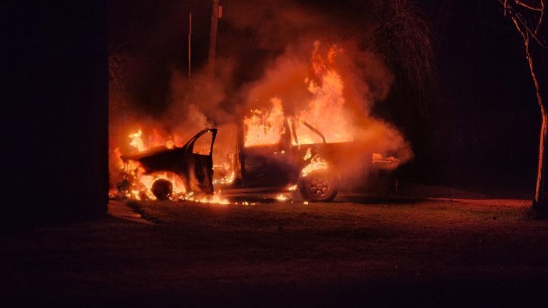 Voraz incendio destruyó por completo una camioneta en el Barrio Sur