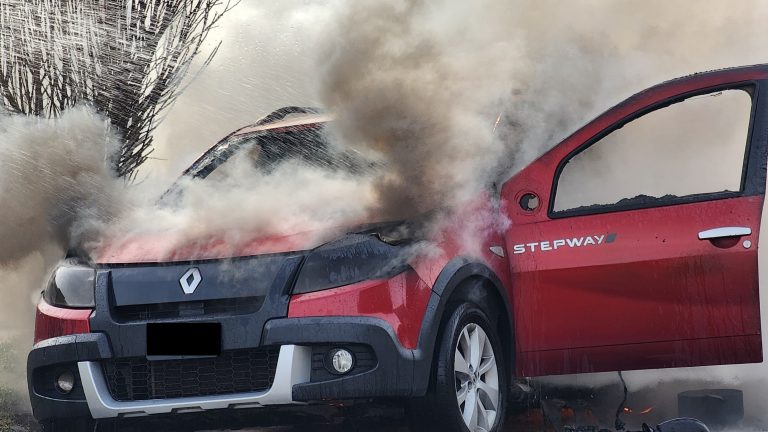 Incendio en el barrio Federal: un auto fue consumido por las llamas