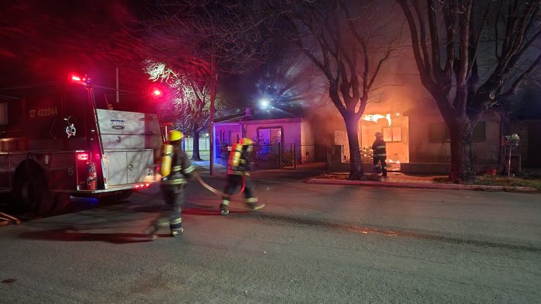 Incendio de gran magnitud consumió una vivienda en General Pico: un hombre fue hospitalizado y encontraron mascotas sin vida
