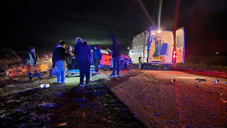 Impactante siniestro vial en la Ruta entre Speluzzi y Vértiz: un auto volcó tras chocar con una carga de maní derramada por un camión