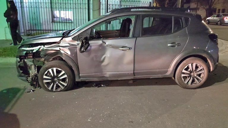 Fuerte choque entre dos autos en calle 24 y 103