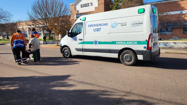 Cayó de su moto al esquivar un perro y fue hospitalizada