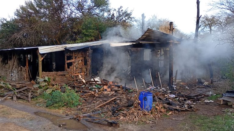Tragedia en Toay: una mujer falleció en el incendio de su vivienda y un adolescente logró escapar