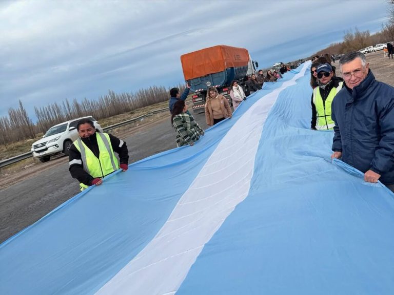 Con un banderazo en la Ruta Nacional 151, celebraron el día de la Bandera y reclamaron por el estado de la traza