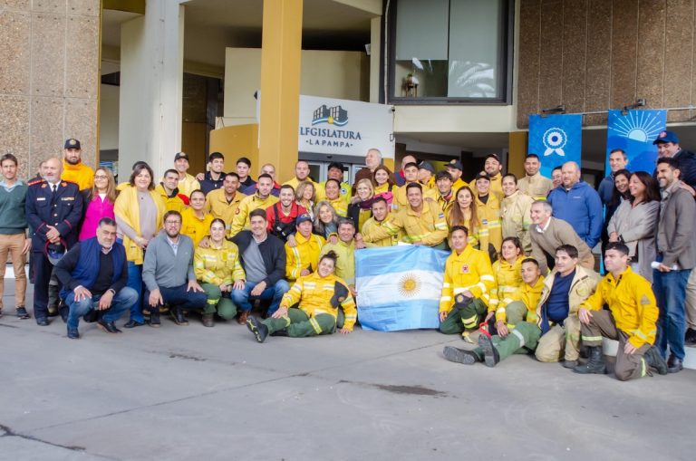 La Legislatura pampeana rindió homenaje a los bomberos voluntarios por su valentía en los incendios de la Patagonia