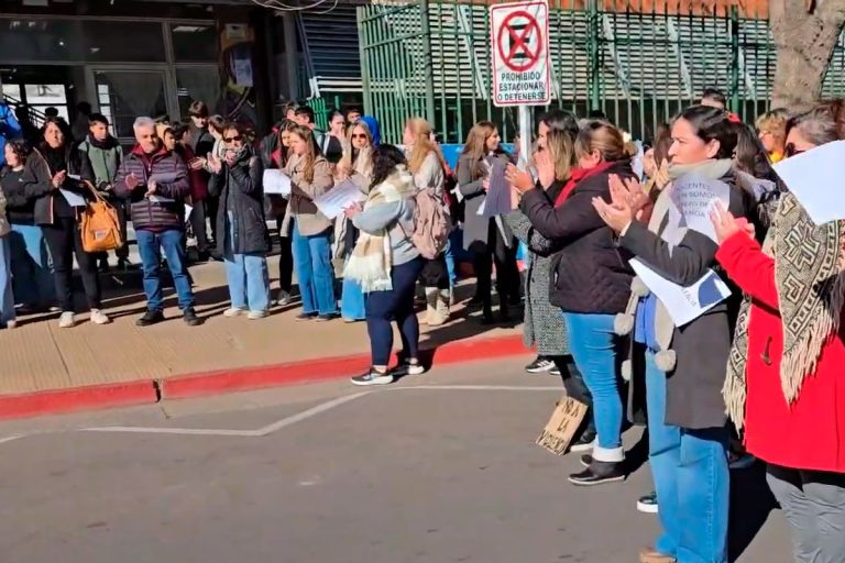 “Estamos cansados”: la comunidad del Colegio El Salvador realizó un abrazo simbólico contra la violencia