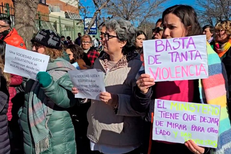 Policía de adicional y portero: medidas de seguridad tras reclamo docente por violencia en escuela El Salvador