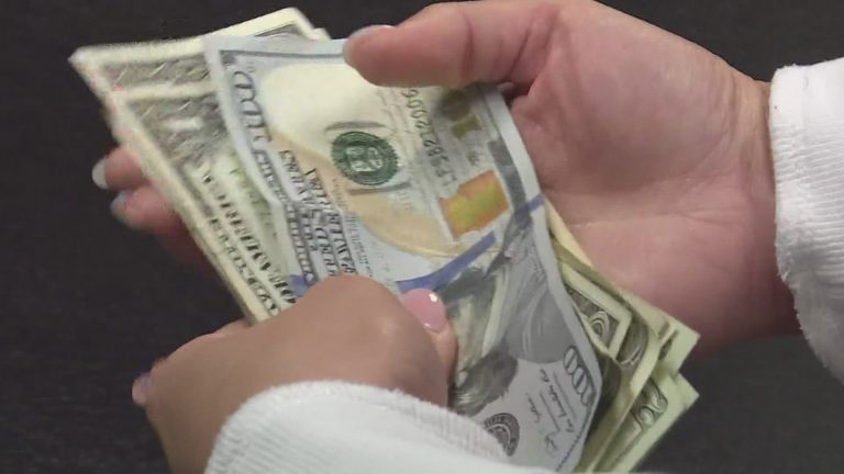 El dólar no da tregua: el BCRA vendió US$ 379 millones y el riesgo país superó los 1.450 puntos