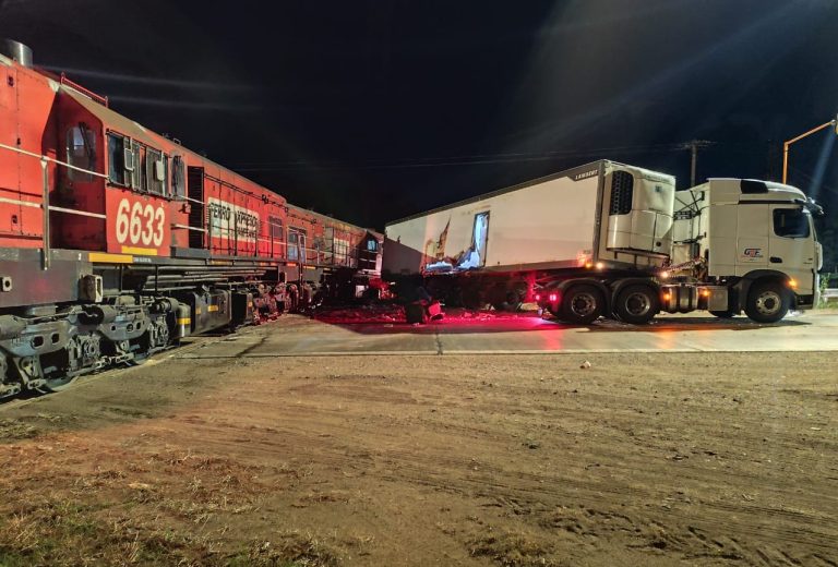 Choque entre camión y tren en Catriló: no hubo heridos graves