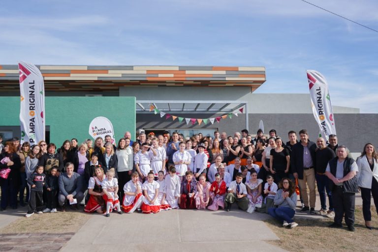 Entrega de mapas turísticos y presentación de nuevos proyectos en la localidad de Perú