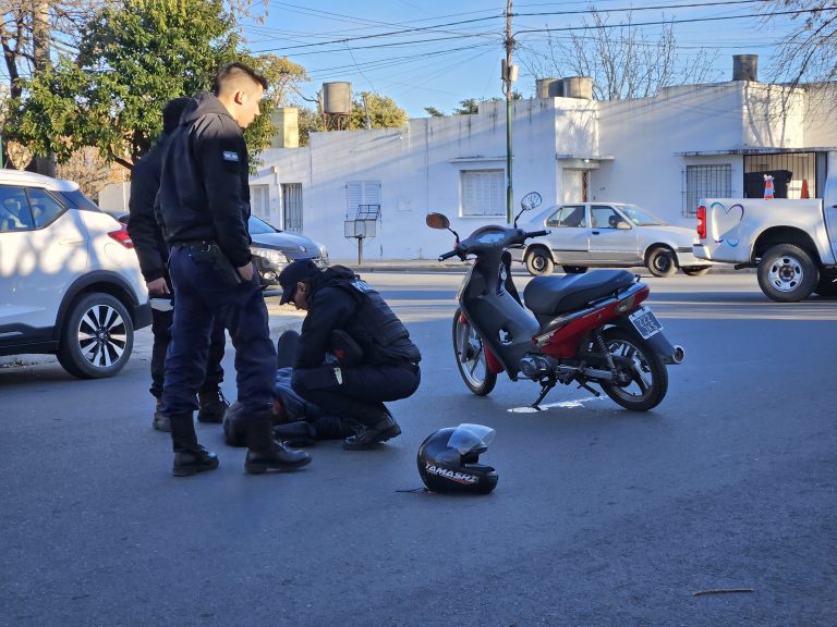 Colisión en la mañana piquense: una motociclista fue hospitalizada tras un choque en 12 y 5