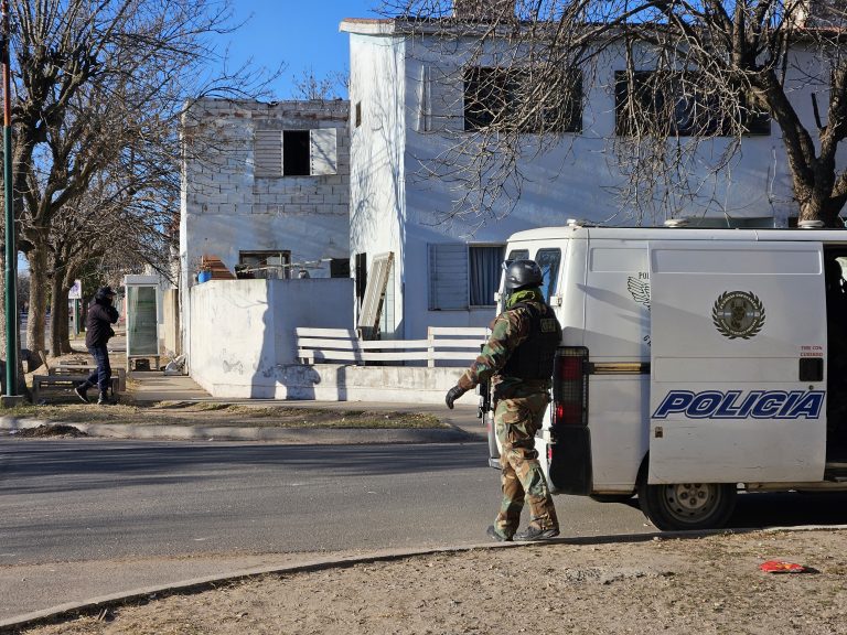 “La droga estaba en poder de un hombre que se encontraba cumpliendo arresto domiciliario en ese mismo lugar por una causa anterior”, confirmó el Comisario Ávila