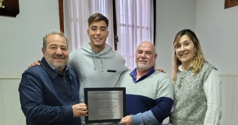 Reconocimiento en su tierra: Aaron Anselmino fue distinguido por la Municipalidad de Bernardo Larroudé