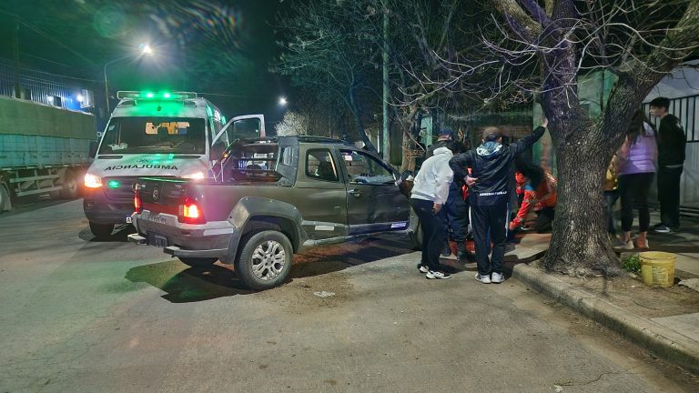 Motociclista de 20 años fue hospitalizado con una grave herida tras chocar contra una camioneta